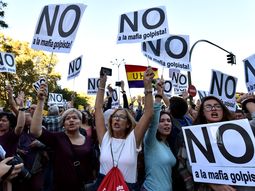 Miles de personas se manifestaron contra la reelección de Rajoy