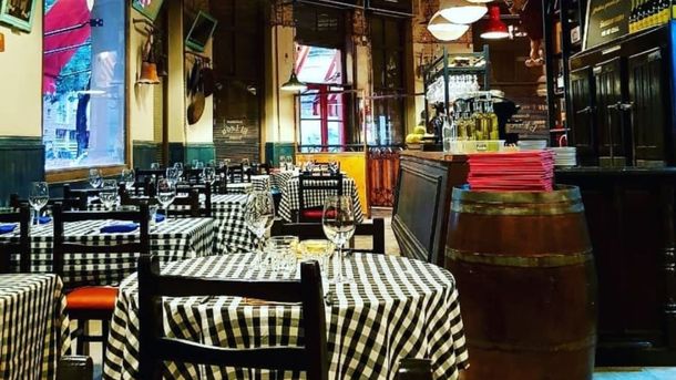 Este restaurante rosarino se encuentra ubicado en Leandro N. Alem y La Paz. Este restaurante rosarino se encuentra ubicado en Leandro N. Alem y La Paz.