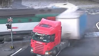 pura suerte: increible accidente entre un tren y un camion pura suerte: increible accidente entre un tren y un camion