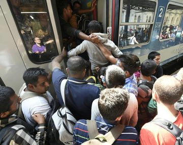 Sigue la crisis migratoria: Hungría suspendió trenes hacia el oeste de Europa