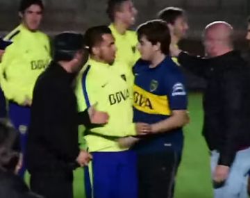 Se metió en la cancha para abrazar a Tevez y él evitó que lo echaran