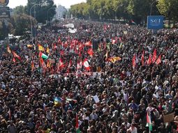 Decenas de miles marcharon en Bolonia.