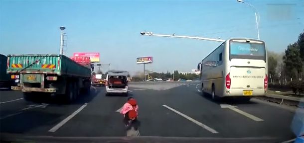 VIDEO: Viajaban en una camioneta, se cayó un nene y la familia no se dio cuenta