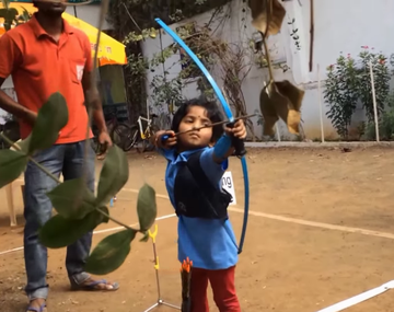 Es un prodigio del arco y flecha: mirá el video