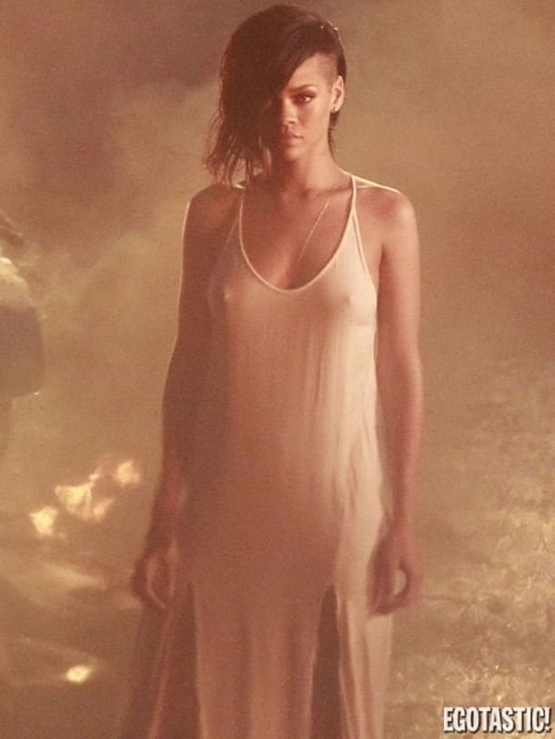 Rihanna no pierde oportunidad de mostrar