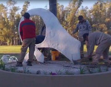 Un municipio destruyó un monumento a Madres de Plaza de Mayo