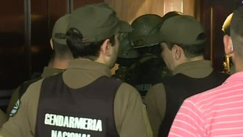 video: asi entro la gendarmeria a la casa de julio de vido para detenerlo video: asi entro la gendarmeria a la casa de julio de vido para detenerlo