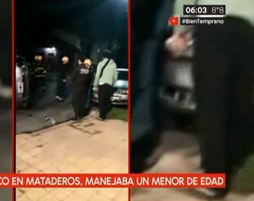 VIDEO: Un menor chocó a un auto estacionado