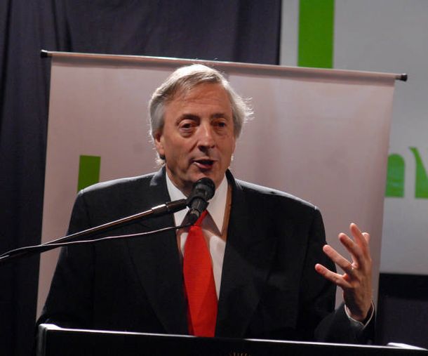 Kirchner_vsoldati_telam