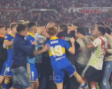 La patada del Colo Barco a Enzo Díaz en medio del tumulto