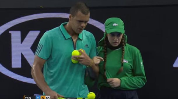 Todavía quedan caballeros: mirá que lo hizo Tsonga con una alcanzapelotas