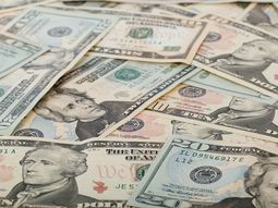 El dólar espera repuntar este lunes luego de una semana a la baja. El dólar espera repuntar este lunes luego de una semana a la baja.