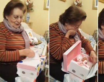 Una abuela se emocionó al recibir una muñeca de regalo