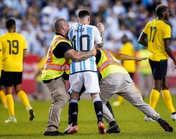 Así quedó la espalda del fanático de Messi que se metió a la cancha para que se la firme