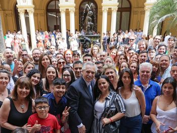 Alberto brindó con los trabajadores de Casa Rosada