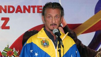 sean penn rezo por la salud de chavez con un particular vestuario sean penn rezo por la salud de chavez con un particular vestuario