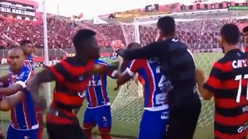 batalla campal en brasil: hizo un gol, se le fue la mano con el festejo y casi lo linchan batalla campal en brasil: hizo un gol, se le fue la mano con el festejo y casi lo linchan