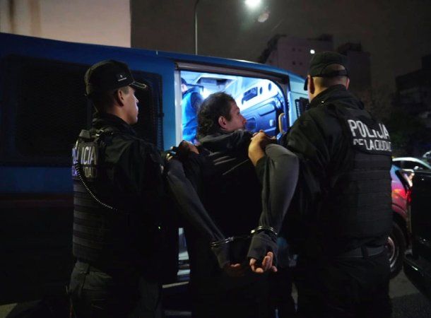 Villa Urquiza: allanaron casas tomadas y secuestraron drogas y réplicas de armas