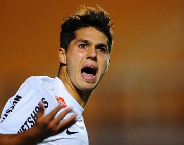 Espectacular gol de taco de Patito Rodríguez en el Santos