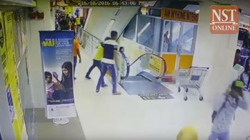 Una nena cayó de una escalera mecánica estando en los hombros de su padre Una nena cayó de una escalera mecánica estando en los hombros de su padre