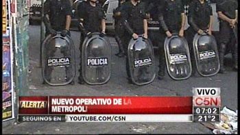 allanaron dos depositos de vendedores ambulantes en once allanaron dos depositos de vendedores ambulantes en once