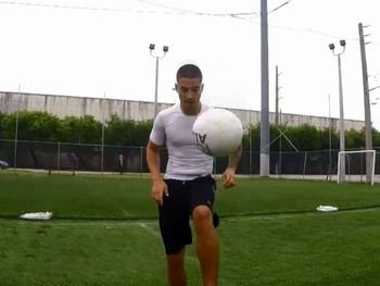 Maluma mostrando su talento para el fútbol