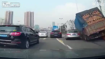 Un camión entierra a un auto con su carga de ladrillos Un camión entierra a un auto con su carga de ladrillos