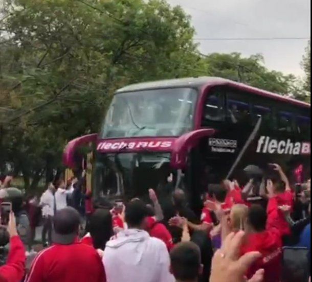 VIDEO: Así recibieron los hinchas de Independiente a sus jugadores antes del clásico