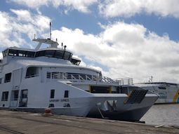 Casi 50.000 uruguayos salieron del país entre el viernes y el sábado, mayormente hacia Argentina. Casi 50.000 uruguayos salieron del país entre el viernes y el sábado, mayormente hacia Argentina.