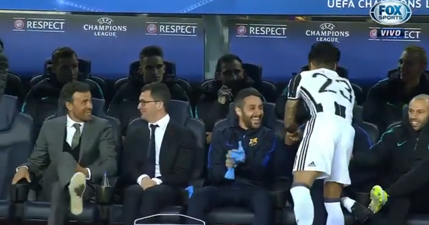 El saludo del brasileño al banco del Barcelona lo hizo demorar