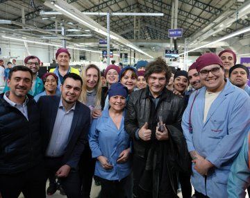 Javier Milei con trabajadores de una fábrica en Tierra del Fuego.