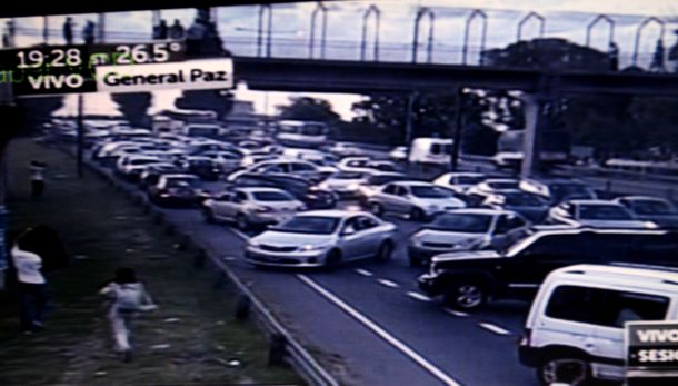Caos en la General Paz por un corte a la altura del barrio Piedrabuena