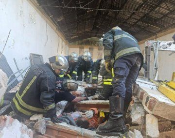 Así rescataron a un obrero del derrumbe de un galpón en Temperley