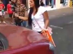 video: corto el transito al descubrir a su esposo con una amante en la calle video: corto el transito al descubrir a su esposo con una amante en la calle