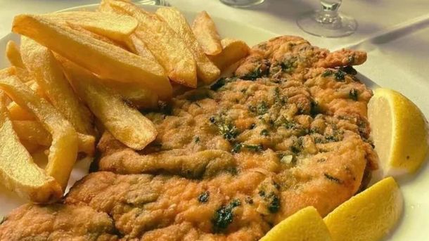 Este bodegón porteño ofrece las mejores milanesas a caballo. 