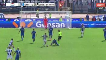 La patada del árbitro La patada del árbitro