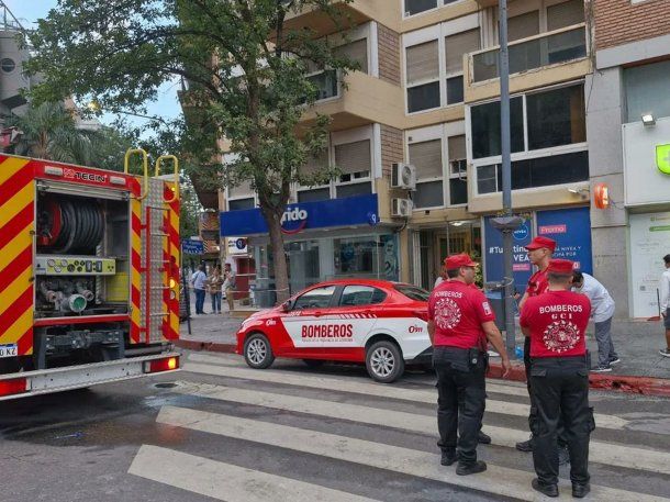 Córdoba: murió el otro joven que cayó de un edificio en pleno incendio