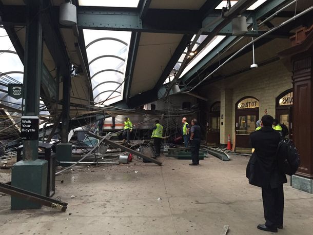 Se estrelló un tren en Nueva Jersey: hay tres muertos y al menos 100 heridos