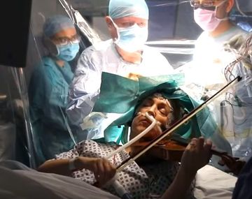 Impresionante video: una mujer toca el violín mientras le extirpan un tumor del cerebro