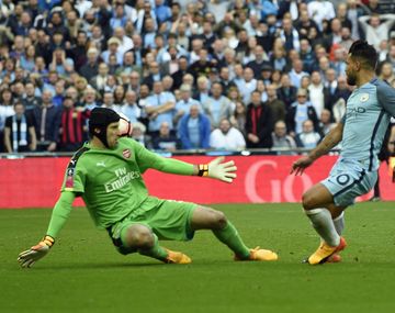 El argentino definió con sutileza ante la salida de Petr Cech