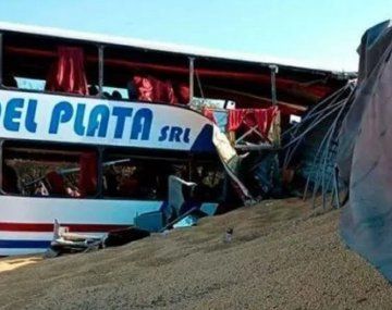 Al menos 6 muertos por un trágico choque entre un micro y un camión