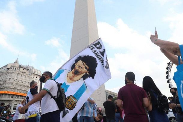 Miles de hinchas se acercan al Obelisco para despedir a Diego Maradona