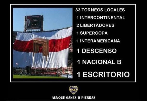 Los afiches con las cargadas de los hinchas de Boca a River