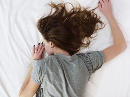 No sabías: por qué no se recomienda dormir boca abajo para la salud