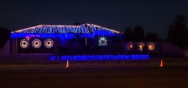 Luces navideñas que se mueven al ritmo de Thunderstruck
