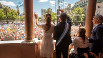 macri tomo los atributos y se mostro euforico en el balcon de la casa rosada macri tomo los atributos y se mostro euforico en el balcon de la casa rosada