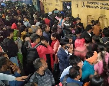 Trágica estampida en una estación de tren de Nueva Delhi: al menos 18 muertos