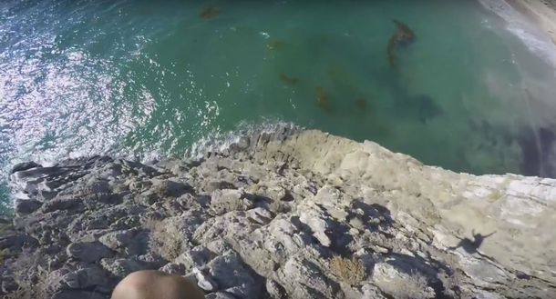 Un video que te dejará sin aire: se tira de un acantilado y casi termina en tragedia