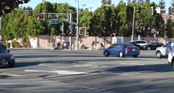 De película: un policía salvó a un hombre antes de ser arrollado por un tren