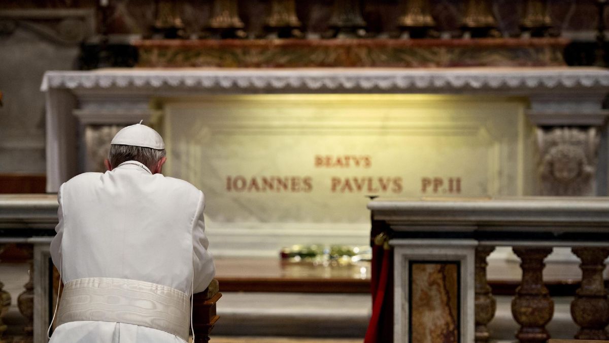 El papa Francisco fue a rezar a la tumba de Juan Pablo II